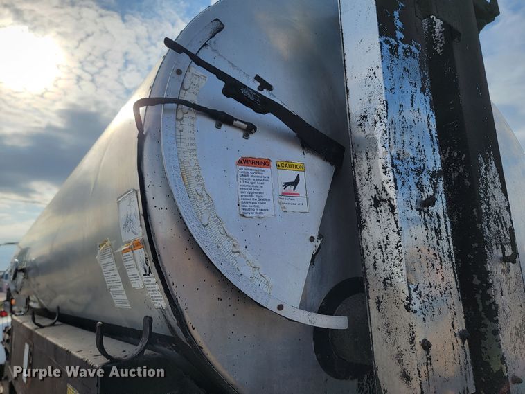 image for item ML9291 1991 International 2674  oil distributor truck