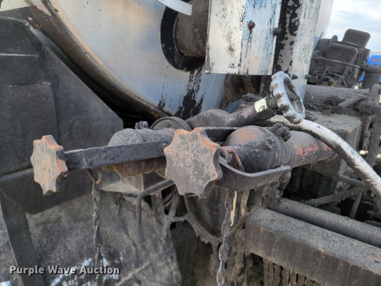 image for item ML9291 1991 International 2674  oil distributor truck