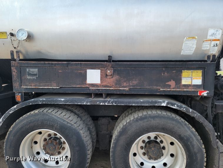 image for item ML9291 1991 International 2674  oil distributor truck