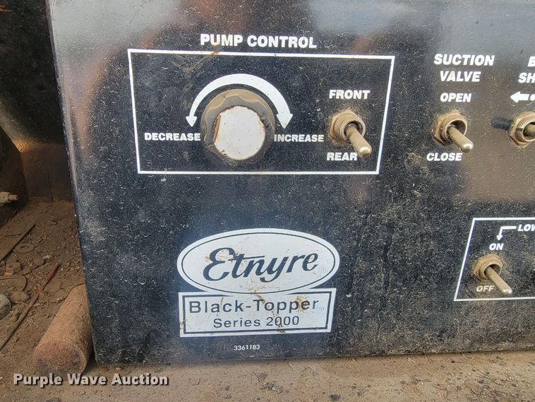 image for item ML9291 1991 International 2674  oil distributor truck