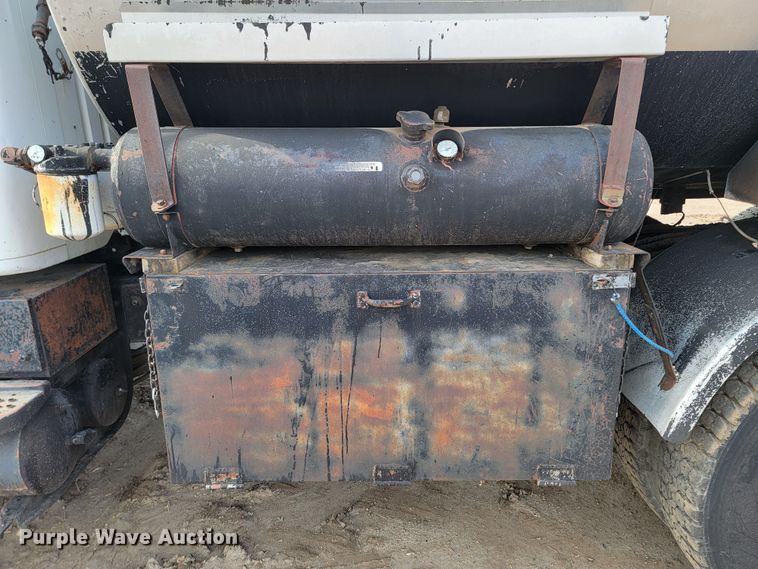 image for item ML9291 1991 International 2674  oil distributor truck