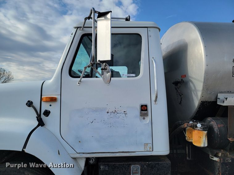 image for item ML9291 1991 International 2674  oil distributor truck