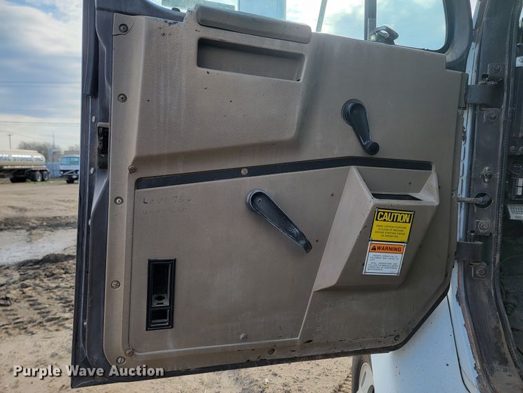 image for item ML9291 1991 International 2674  oil distributor truck