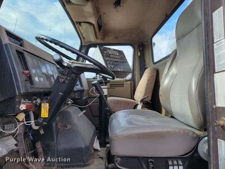 image for item ML9291 1991 International 2674  oil distributor truck