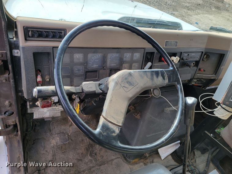 image for item ML9291 1991 International 2674  oil distributor truck