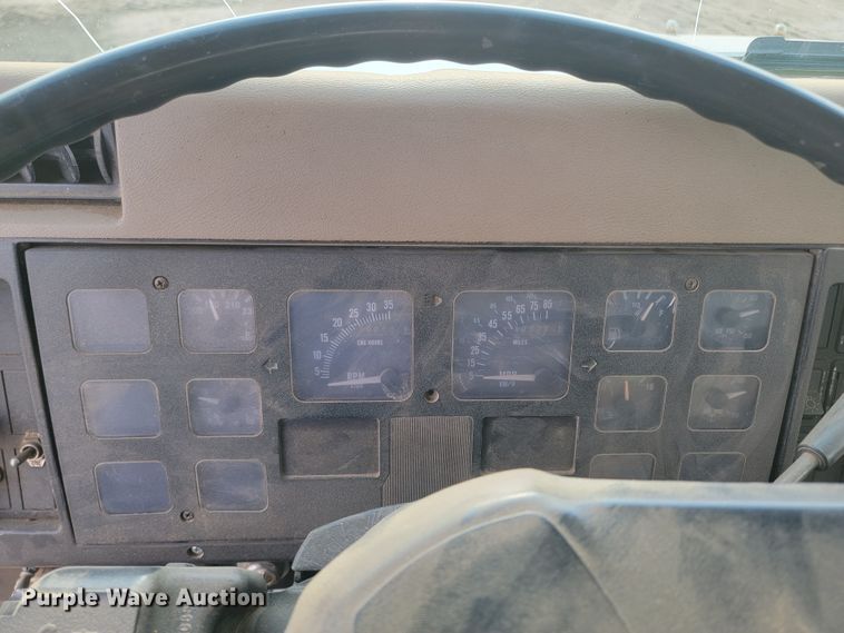 image for item ML9291 1991 International 2674  oil distributor truck