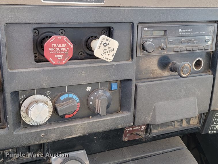 image for item ML9291 1991 International 2674  oil distributor truck