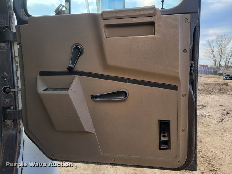 image for item ML9291 1991 International 2674  oil distributor truck