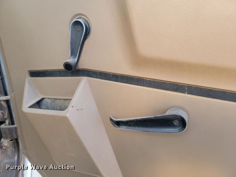 image for item ML9291 1991 International 2674  oil distributor truck