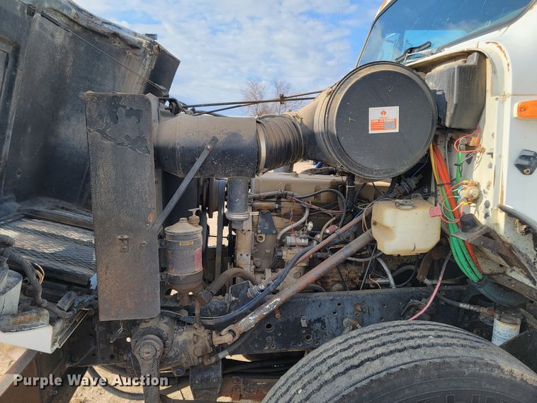 image for item ML9291 1991 International 2674  oil distributor truck