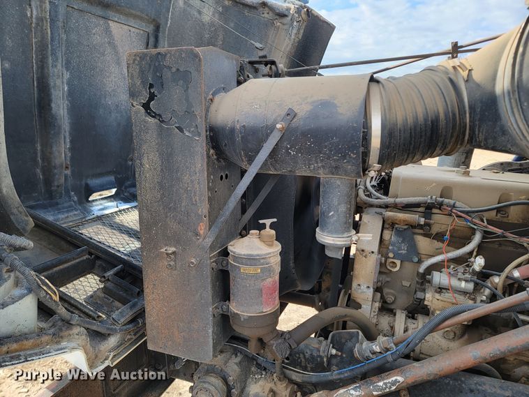 image for item ML9291 1991 International 2674  oil distributor truck