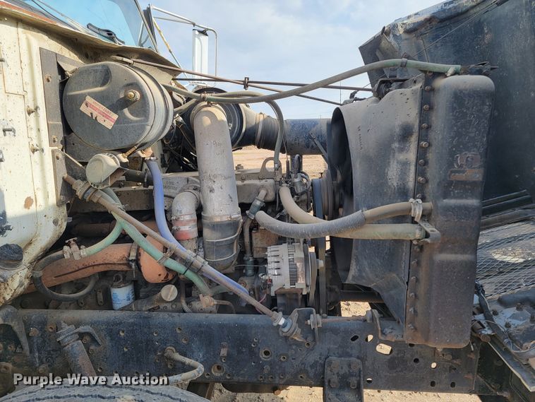 image for item ML9291 1991 International 2674  oil distributor truck