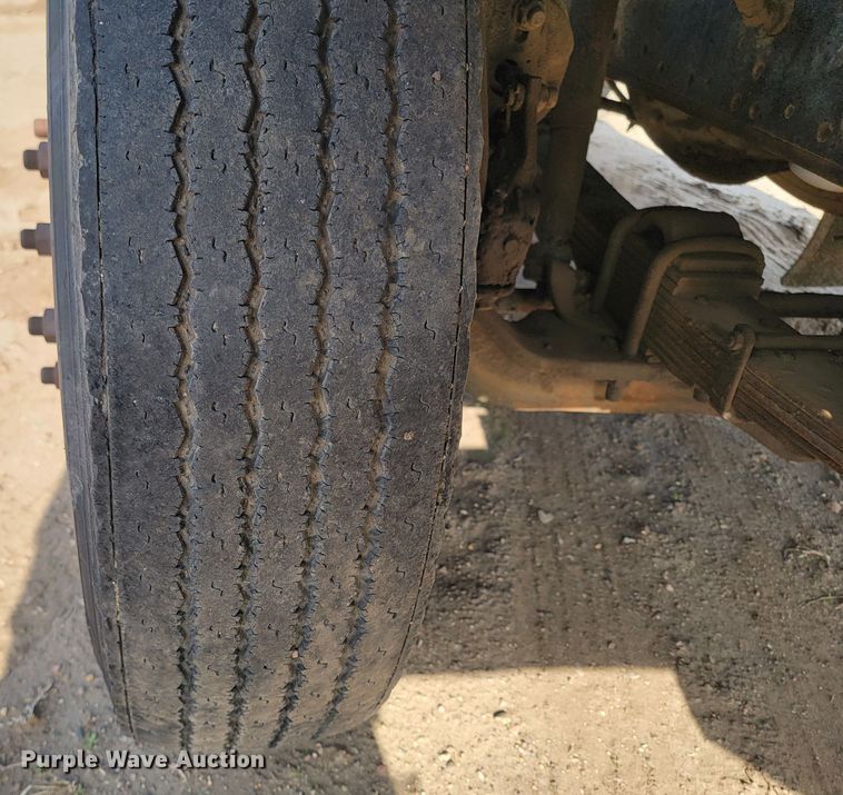 image for item ML9291 1991 International 2674  oil distributor truck