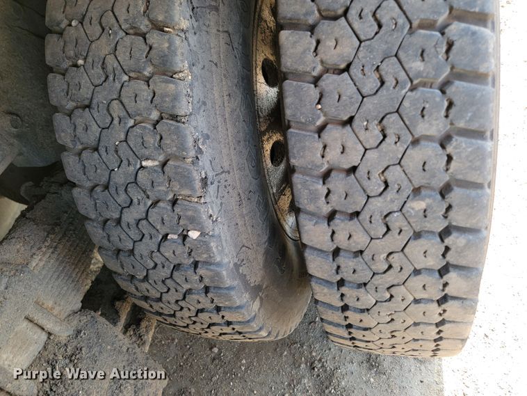 image for item ML9291 1991 International 2674  oil distributor truck