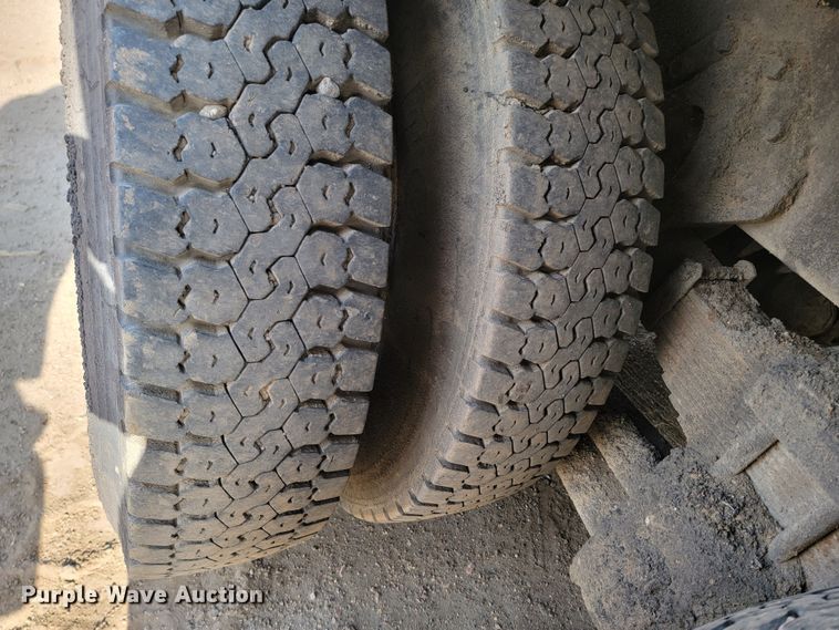 image for item ML9291 1991 International 2674  oil distributor truck