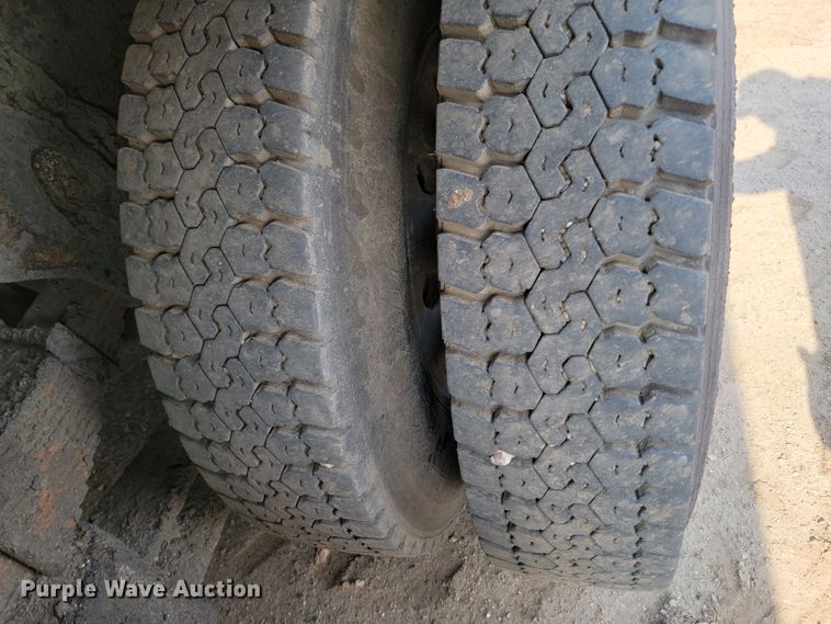 image for item ML9291 1991 International 2674  oil distributor truck