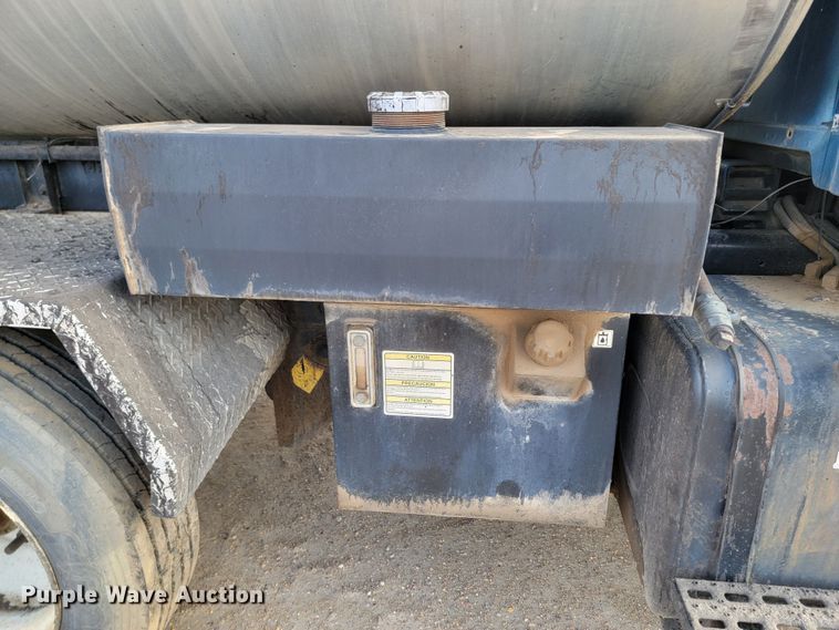 image for item ML9292 1999  Sterling LT9501  oil distributor truck