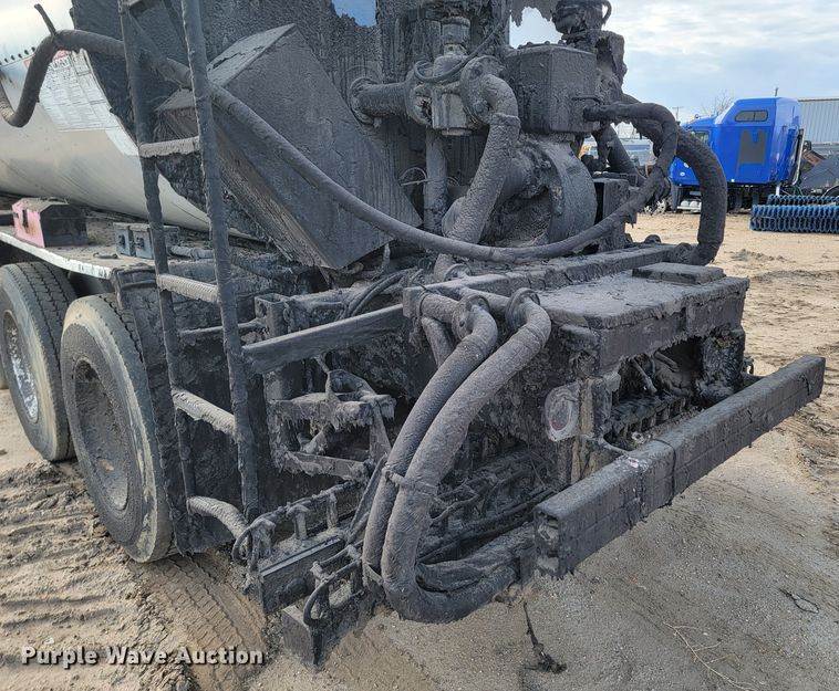 image for item ML9292 1999  Sterling LT9501  oil distributor truck