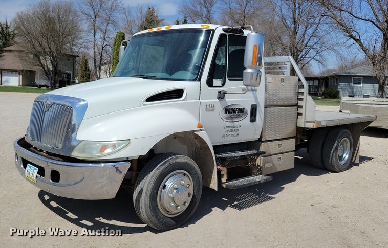 image for item MO9666 2003 International 4300  flatbed truck