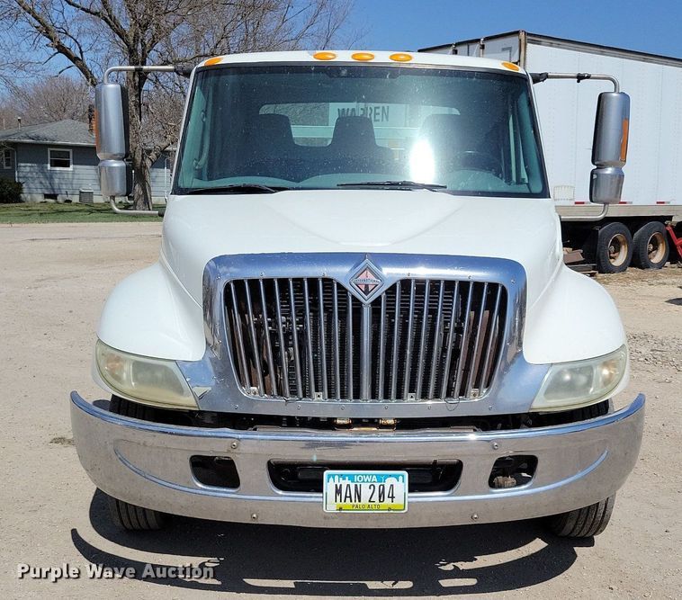 image for item MO9666 2003 International 4300  flatbed truck