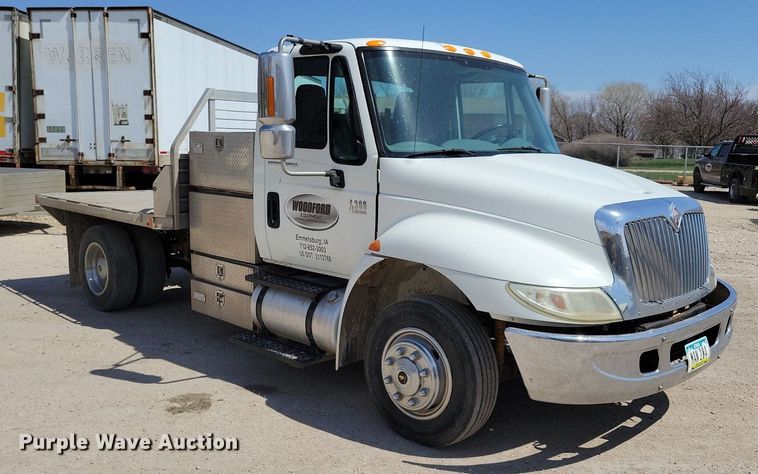 image for item MO9666 2003 International 4300  flatbed truck