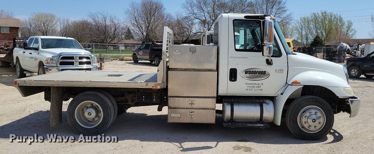 image for item MO9666 2003 International 4300  flatbed truck