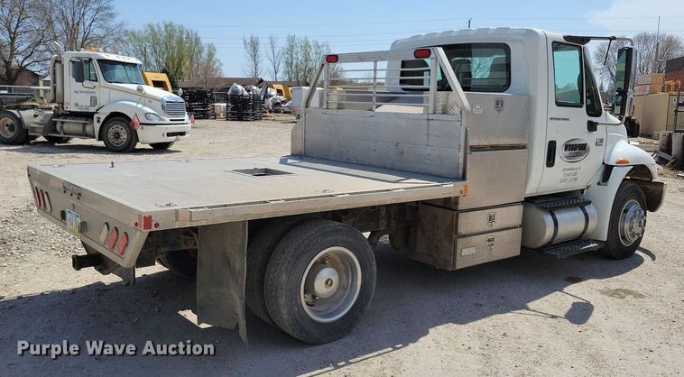 image for item MO9666 2003 International 4300  flatbed truck