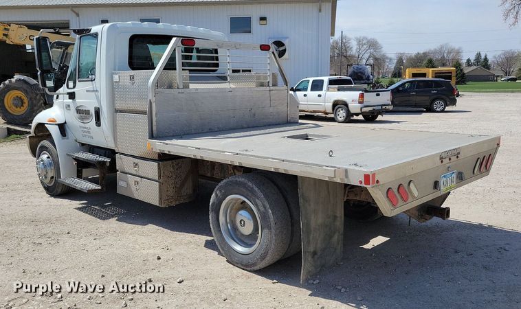 image for item MO9666 2003 International 4300  flatbed truck