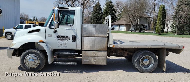 image for item MO9666 2003 International 4300  flatbed truck