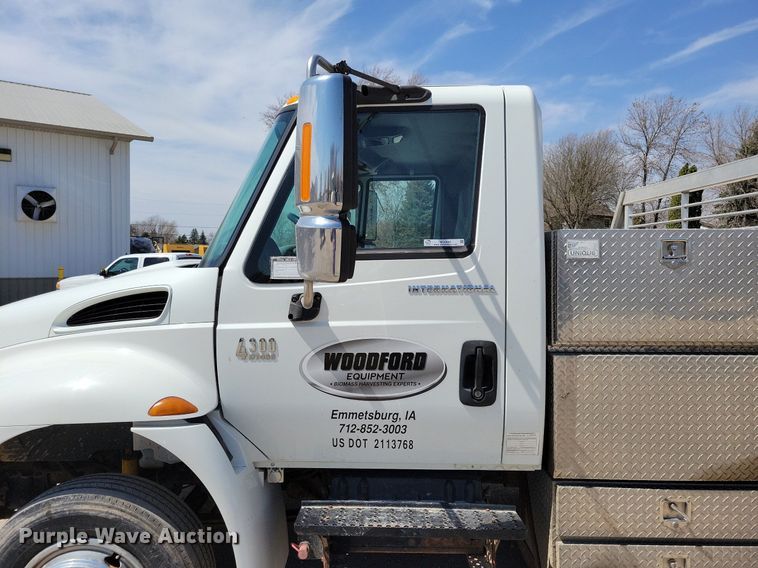 image for item MO9666 2003 International 4300  flatbed truck