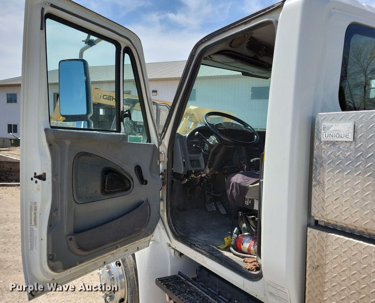 image for item MO9666 2003 International 4300  flatbed truck