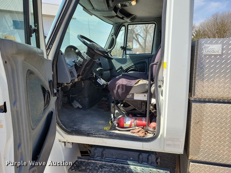 image for item MO9666 2003 International 4300  flatbed truck