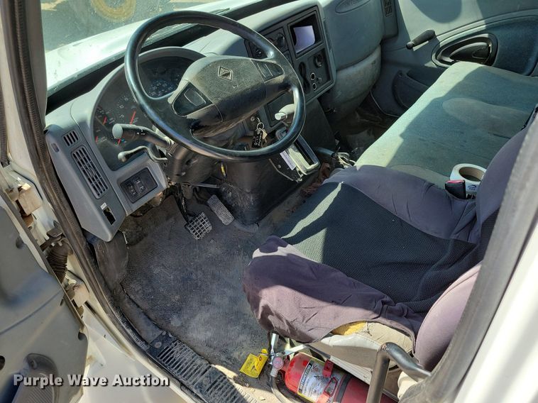 image for item MO9666 2003 International 4300  flatbed truck