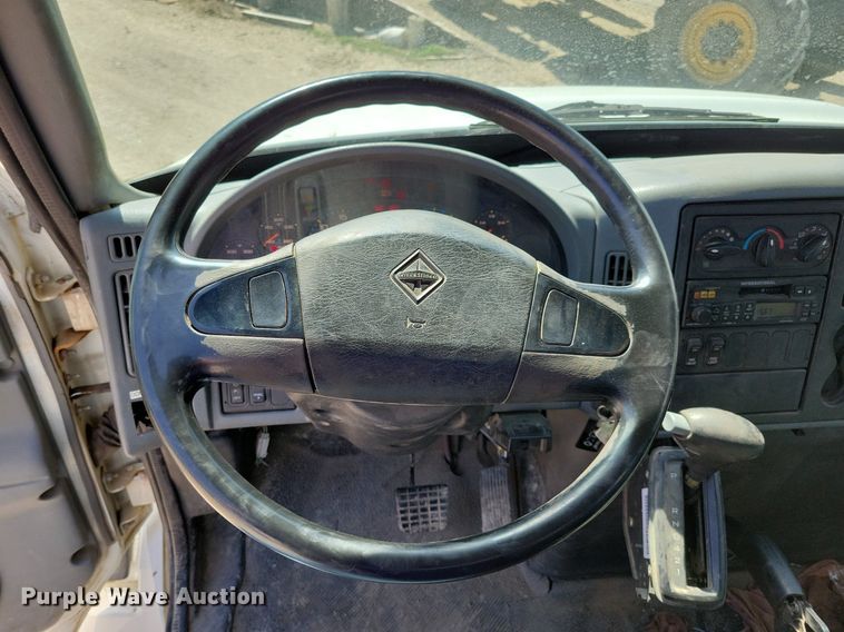 image for item MO9666 2003 International 4300  flatbed truck