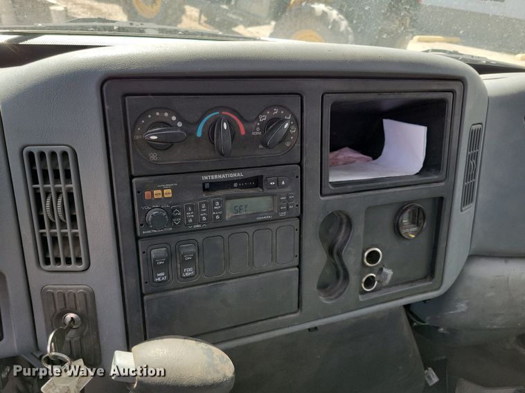 image for item MO9666 2003 International 4300  flatbed truck