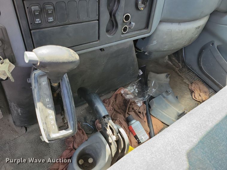 image for item MO9666 2003 International 4300  flatbed truck