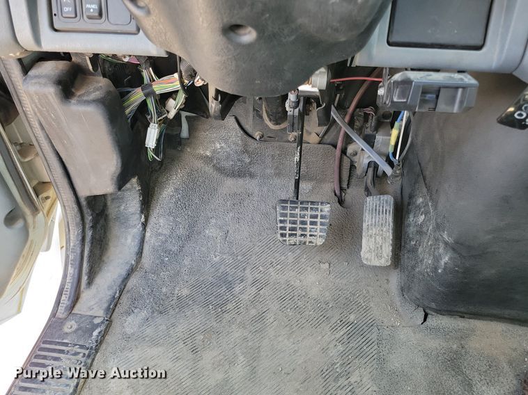 image for item MO9666 2003 International 4300  flatbed truck