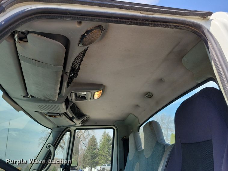 image for item MO9666 2003 International 4300  flatbed truck