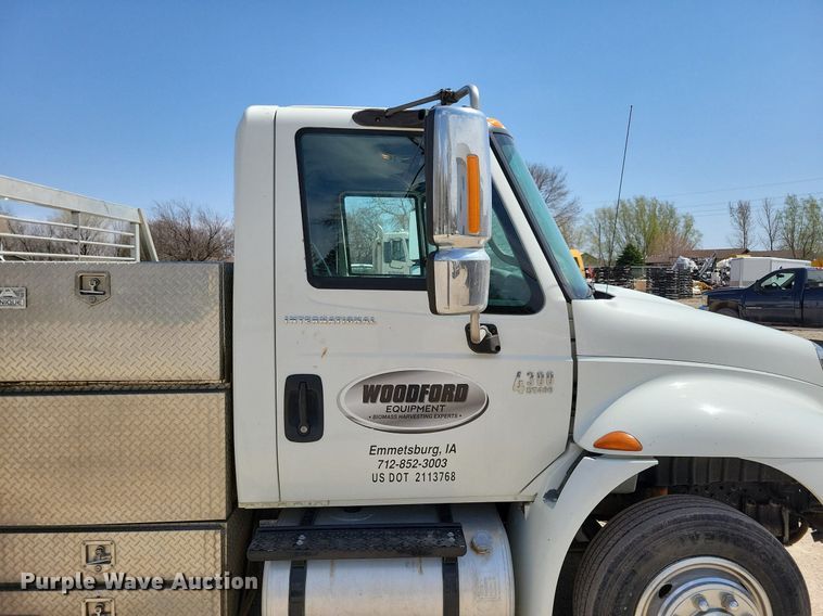 image for item MO9666 2003 International 4300  flatbed truck