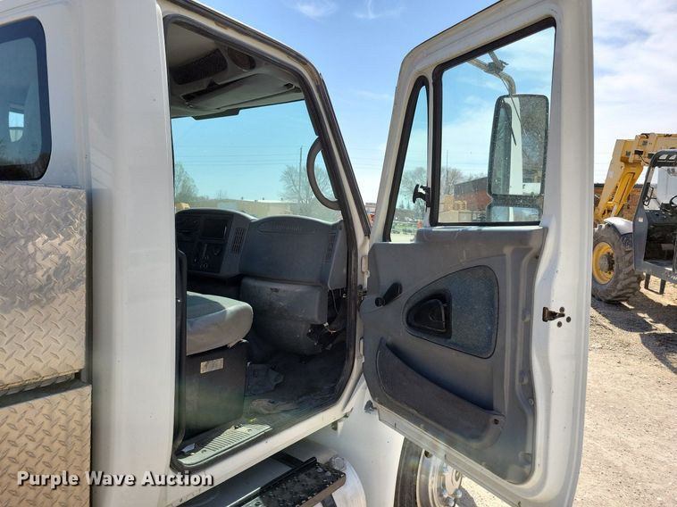 image for item MO9666 2003 International 4300  flatbed truck