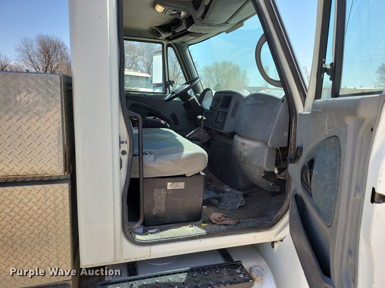 image for item MO9666 2003 International 4300  flatbed truck