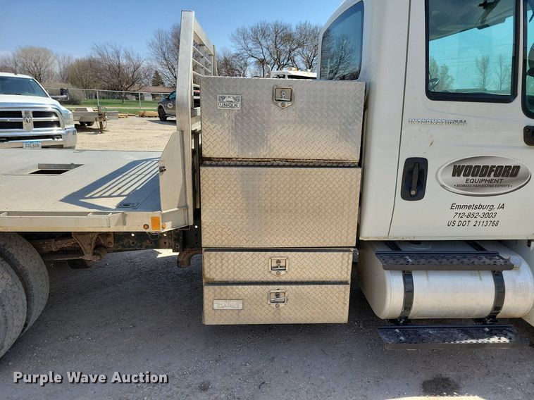 image for item MO9666 2003 International 4300  flatbed truck