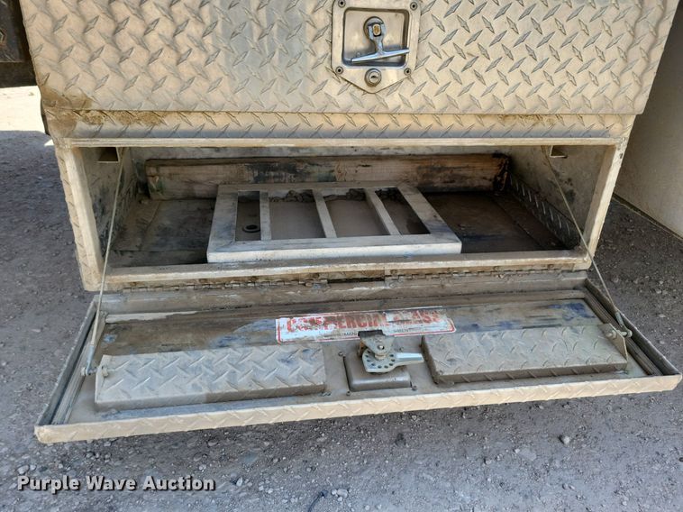 image for item MO9666 2003 International 4300  flatbed truck