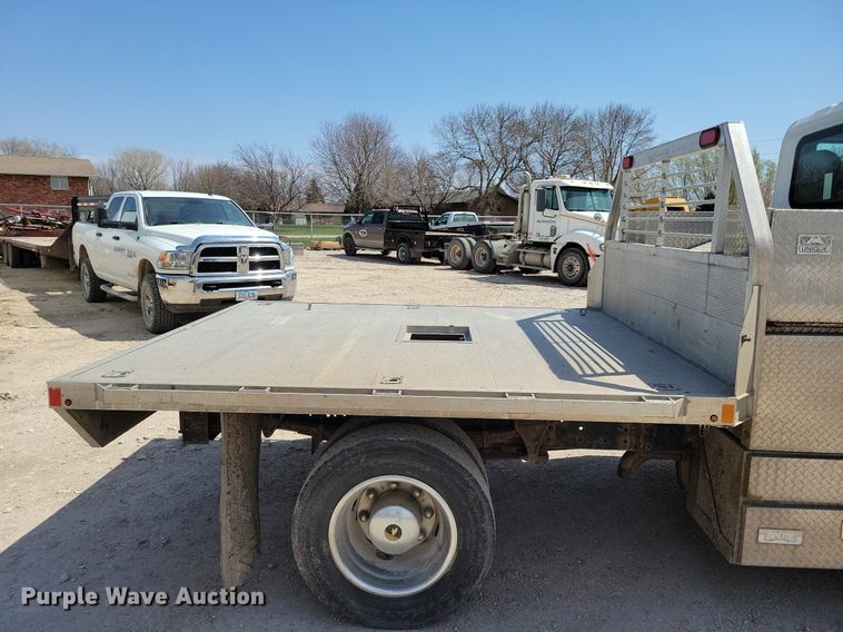 image for item MO9666 2003 International 4300  flatbed truck