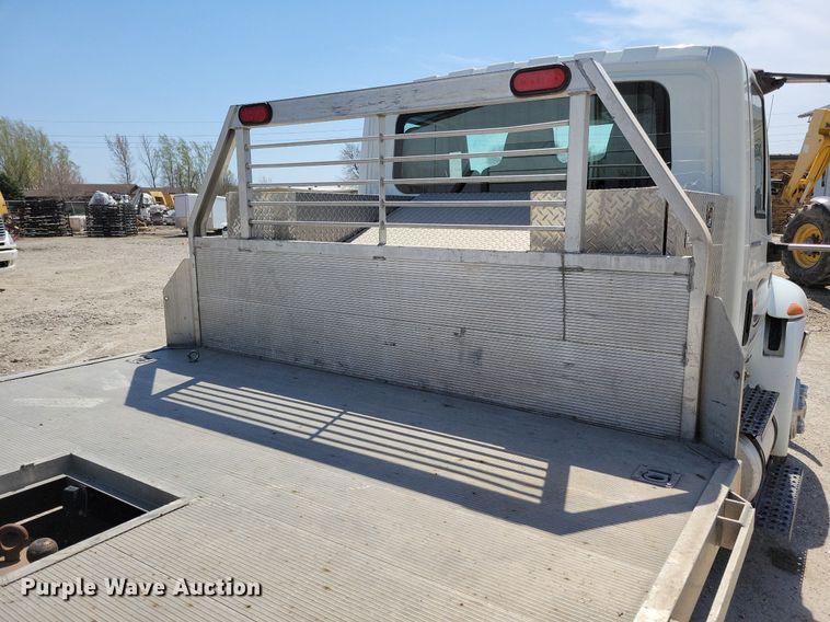 image for item MO9666 2003 International 4300  flatbed truck