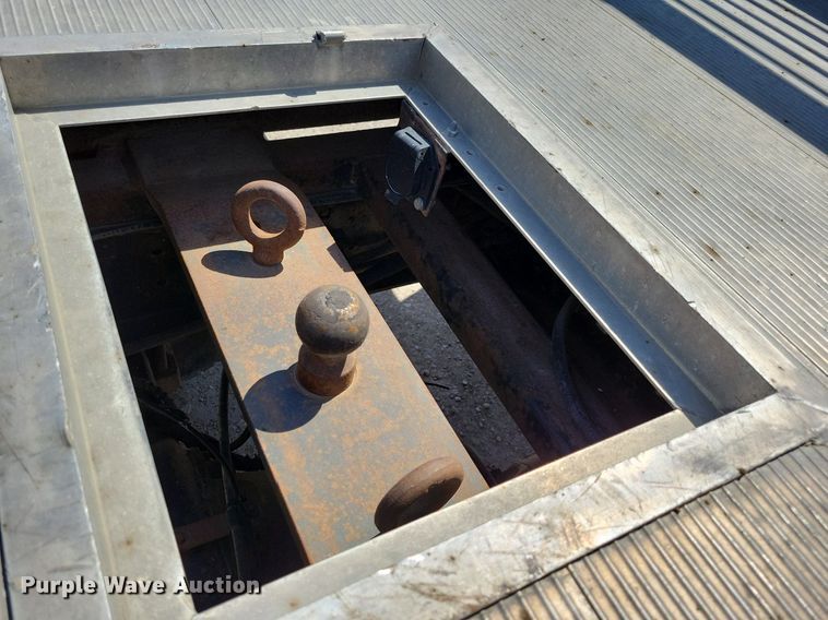 image for item MO9666 2003 International 4300  flatbed truck