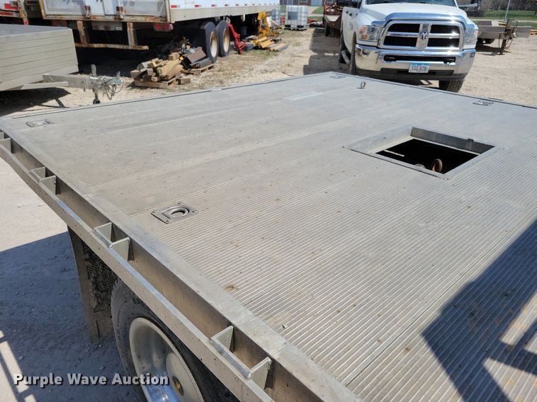 image for item MO9666 2003 International 4300  flatbed truck