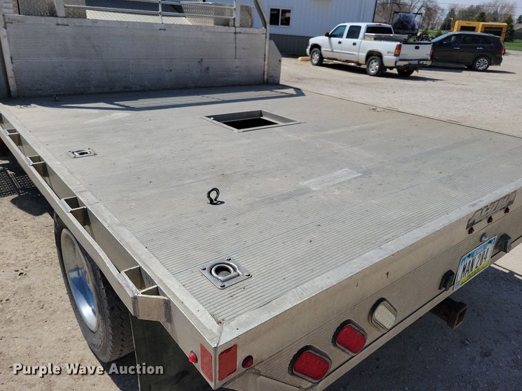 image for item MO9666 2003 International 4300  flatbed truck