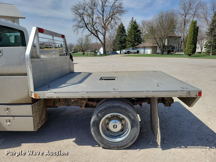 image for item MO9666 2003 International 4300  flatbed truck