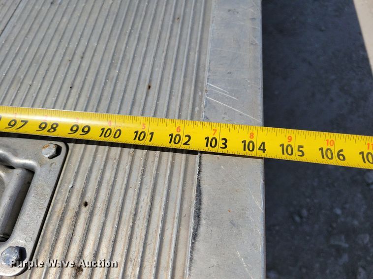 image for item MO9666 2003 International 4300  flatbed truck